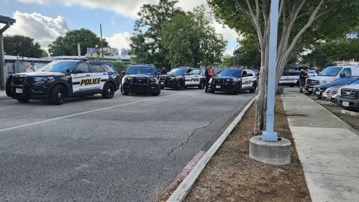 14-jarige jongen probeerde auto te stelen onder schot, gearresteerd op campus van basisschool NEISD, zegt SAPD