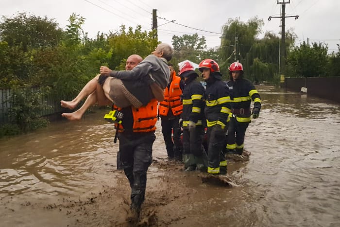 4 doden aangetroffen in Oost-Roemenië, honderden gestrand door regenstormen