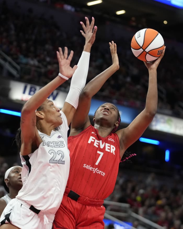 Aces-ster A'ja Wilson breekt WNBA-seizoensscorerecord terwijl Aces Fever verslaan