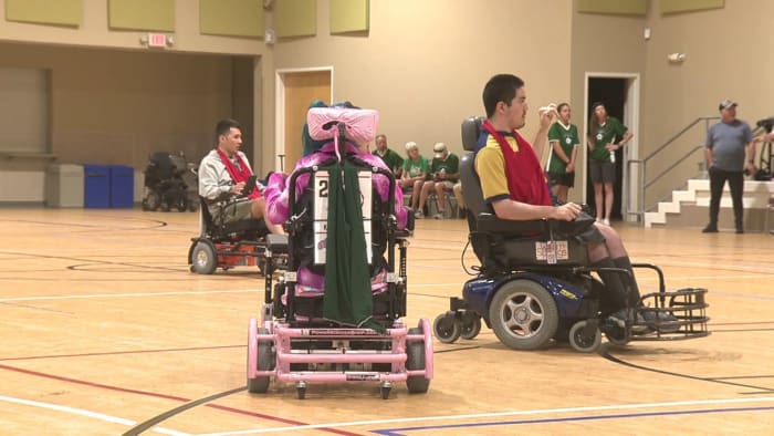 Atleten met een beperking uit San Antonio leren powersoccer van speler van Team USA