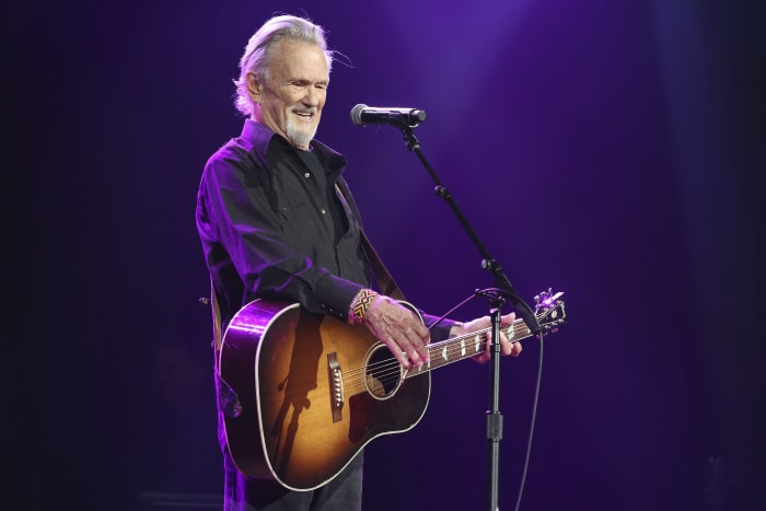 Barbra Streisand, Dolly Parton, Jimmy Webb en meer sterren brengen hulde aan Kris Kristofferson