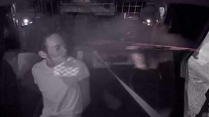 Beelden tonen hoe de plaatsvervangend sheriff van Medina County een geboeide tiener in het oog schiet met een pepperspraypistool