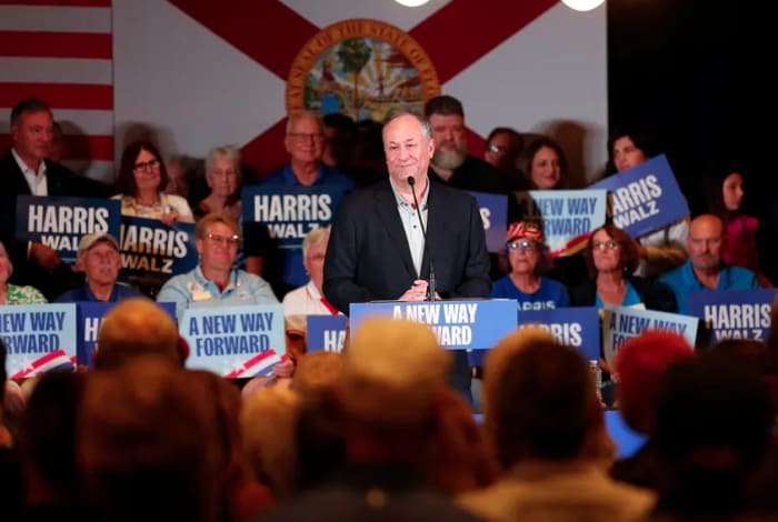 Bij bezoek aan Texas haalt tweede heer Douglas Emhoff meer dan $ 1 miljoen op