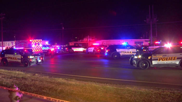 Buren zijn de problemen bij een bar in de East Side zat, waar twee mensen zijn doodgeschoten