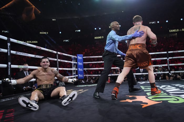 Canelo Alvarez wint unaniem besluit in dominante titelverdediging tegen Edgar Berlanga