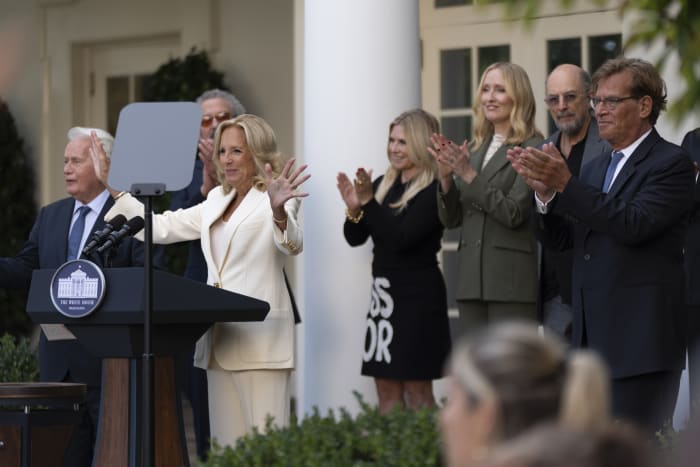 Cast van 'The West Wing' bezoekt Witte Huis voor 25-jarig jubileumfeest