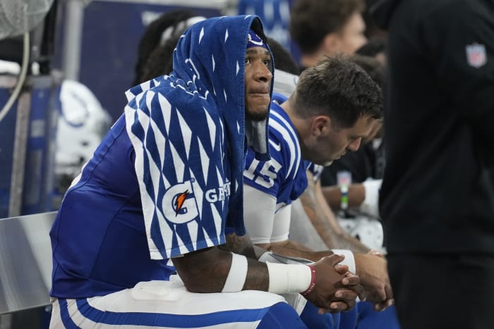 Colts QB Anthony Richardson verlaat de wedstrijd tegen Steelers met een heupblessure