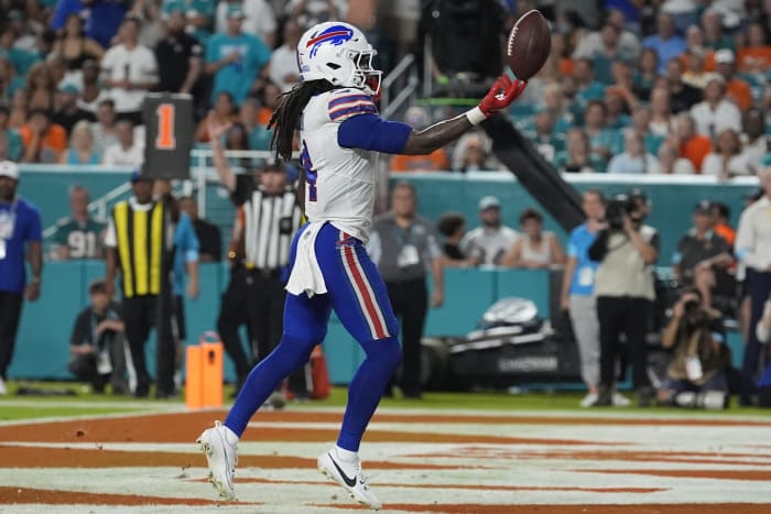 Cook scoort 3 TD's om Bills te helpen Dolphins met 31-10 te verslaan, Tagovailoa vertrekt met hersenschudding