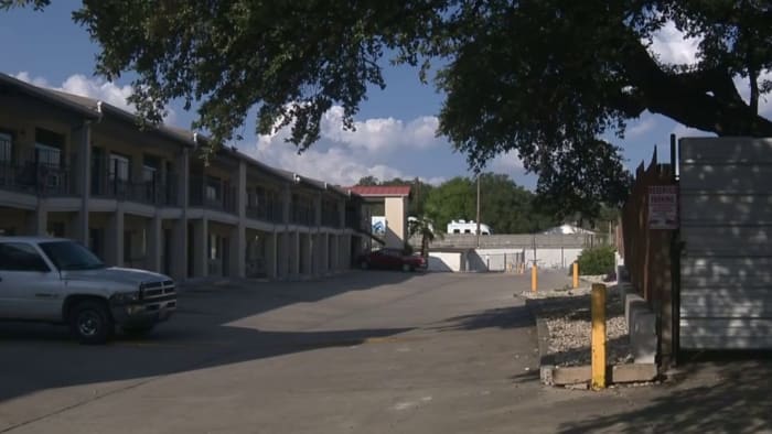 DPS-agent schiet op bestuurder die op Northwest Side richting agent reed, zegt agentschap