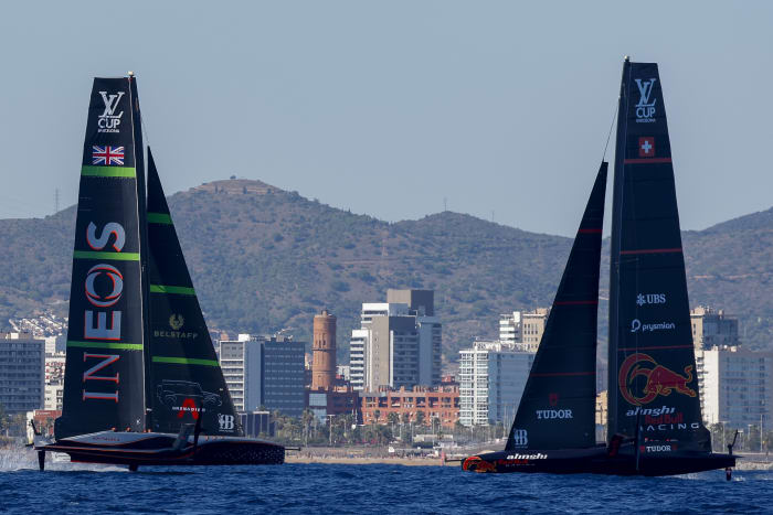 De Italiaanse Luna Rossa en de Britse INEOS Britannia nemen overtuigende voorsprong in de halve finales van de America's Cup
