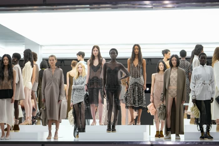 De Milan Fashion Week opent met lichte, luchtige maar toch geaarde looks van Fendi, Ferretti en Marni