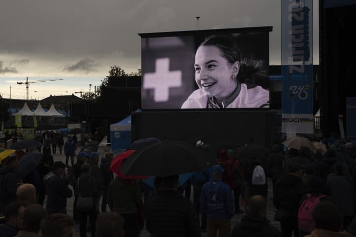 De Zwitserse tienerwielrenner Muriel Furrer is overleden na een crash bij de wereldkampioen op de weg