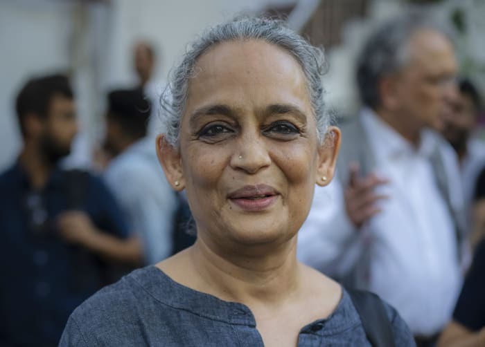 De eerste memoires van Arundhati Roy, 'Mother Mary Comes to Me', worden in september 2025 gepubliceerd