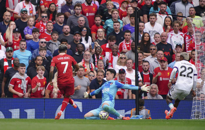 Diaz scoort twee keer en Liverpool staat bovenaan de Premier League terwijl Newcastle verliest bij Fulham