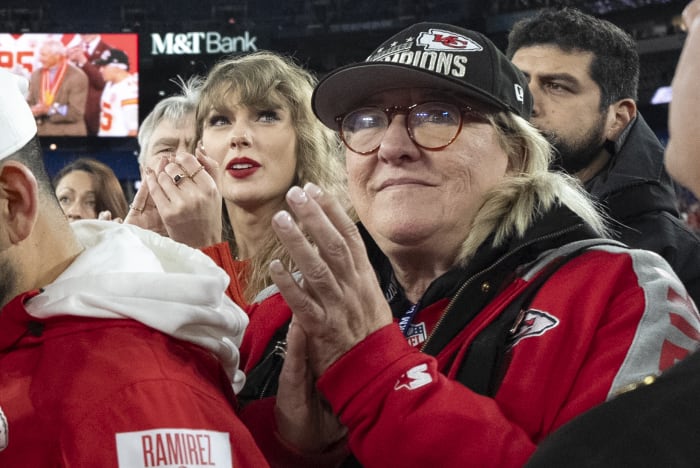 Donna Kelce maakt haar filmdebuut in 2 Hallmark-films - uiteraard met een voetbalthema