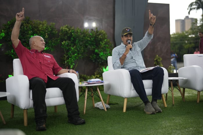 Een rechtbank in Argentinië beveelt de arrestatie van de president van Venezuela en zijn rechterhand