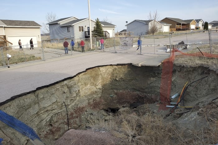 Enorme sinkholes in een wijk in South Dakota zorgen ervoor dat gezinnen bang zijn voor hun veiligheid