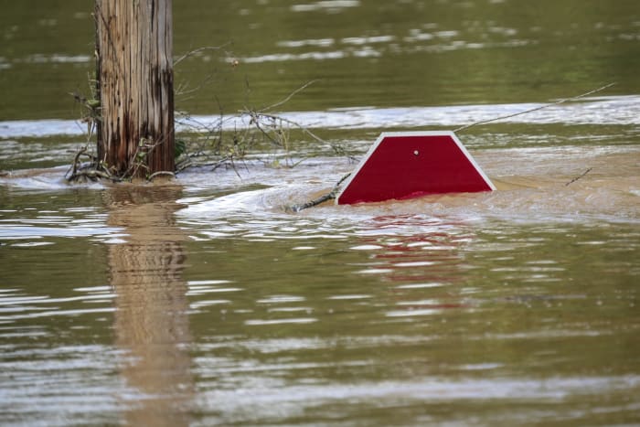 Er worden met spoed voorraden naar de gemeenschappen in North Carolina gebracht die na Helene geïsoleerd zijn achtergebleven