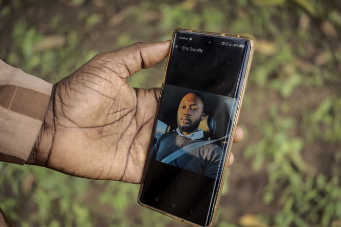 Geld dat Gambianen vanuit Europa naar huis sturen, is een reddingslijn voor hun families, maar de offers eisen hun tol