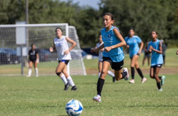 Gemeenschap steunt Zuid-Afrikaanse jeugdvoetbalster die vecht tegen zeldzame, levensbedreigende infectie