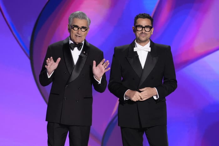 Het laatste nieuws: Emmy Awards eren het beste van tv met vader-zoon duo Eugene en Dan Levy als presentatoren