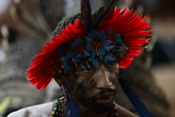 Inheemse groep in Brazilië viert thuiskomst van heilige mantel na eeuwen in Europa
