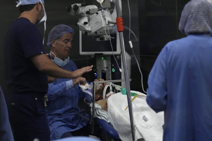 Libanese arts rent om de ogen te redden van mensen die gewond zijn geraakt door exploderende technologische apparaten