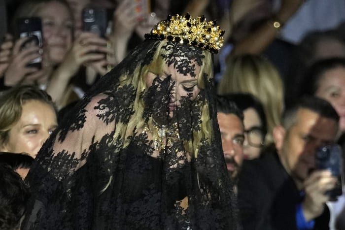 Madonna maakt gesluierde entree bij Dolce&Gabbana voor show ter ere van haar glorietijd in de jaren negentig