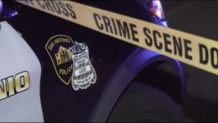 Man gezocht op basis van een lopend overvalbevel neergeschoten en gedood door politie van San Antonio, zegt politiechef
