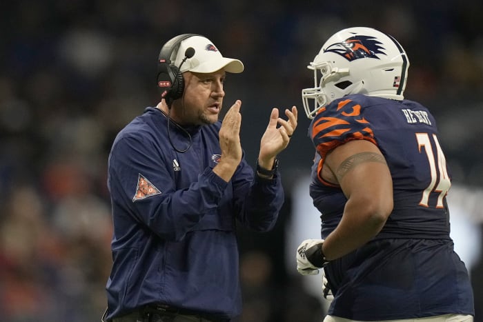 McCown gooit 3 TD-passen, UTSA springt vroeg uit de startblokken en rolt langs Houston Christian met 45-7