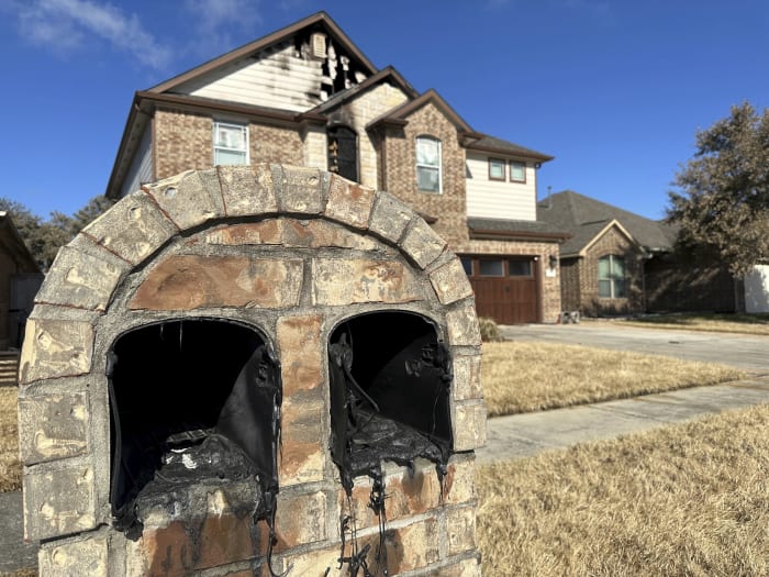 Menselijke resten gevonden in SUV die volgens functionarissen brand in pijpleiding in buitenwijk van Houston heeft veroorzaakt