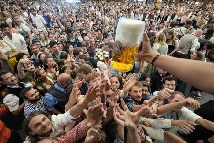Oktoberfest is geopend. Het grootste volksfeest ter wereld begint na ceremonieel tappen van vaten