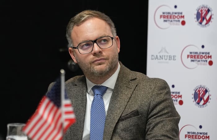 Orbán-assistent krijgt te maken met kritiek omdat hij zegt dat Hongarije niet tegen een Russische invasie zou hebben gevochten