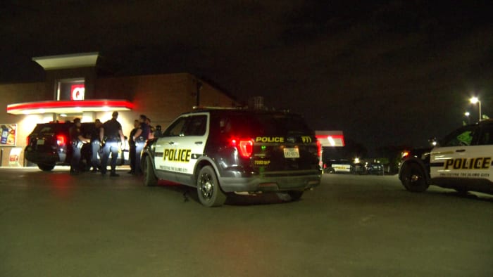 Politieagent van San Antonio over parkeerplaats aan de noordwestkant gesleept