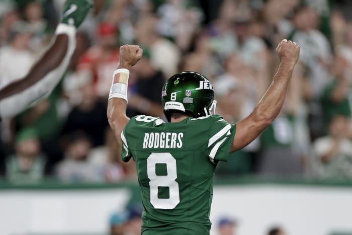 Rodgers schittert in zijn eerste thuisstart sinds zijn blessure en leidt de Jets naar een 24-3 overwinning op de Patriots