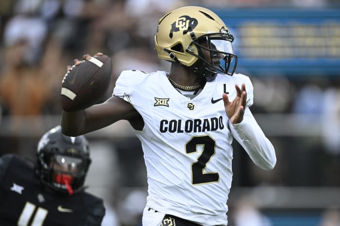 Shedeur Sanders gooit voor 290 yards, 3 touchdowns en leidt het verbeterde Colorado naar een 48-21 nederlaag van UCF