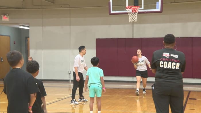 Spurs Youth Basketball League viert 35 jaar hulp aan kinderen in heel Texas