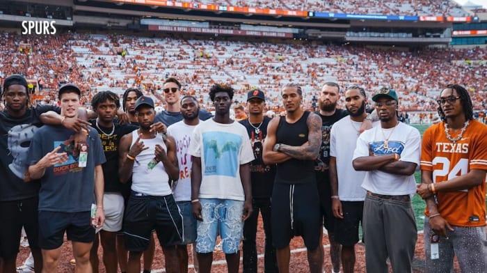 Spurs-spelers gespot langs de zijlijn in DKR Stadium voor UT Austin-UTSA-voetbalwedstrijd
