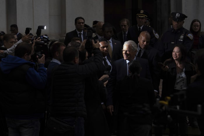 Terwijl New York in zijn greep is door een politiek schandaal, brengt een fictieve persconferentie sommige New Yorkers in verwarring