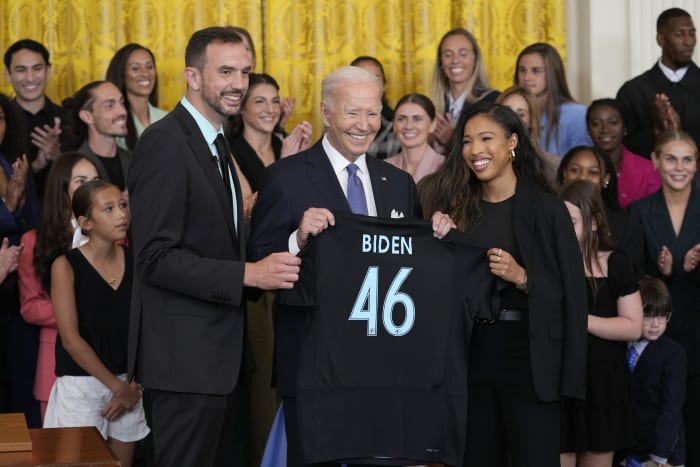 Terwijl hij Gotham FC verwelkomt, zegt Biden dat 'een vrouw alles kan wat een man kan', inclusief president worden