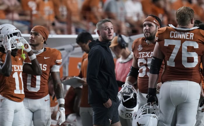 Texas QB Quinn Ewers vertrekt met gespannen buik en Arch Manning leidt overwinning op UTSA
