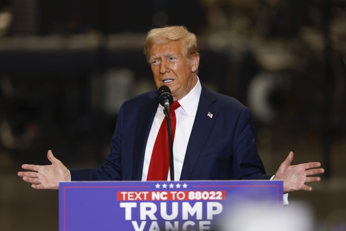 Trump zegt dat Oekraïne ‘gesloopt’ is en verwerpt zijn verdediging tegen de Russische invasie