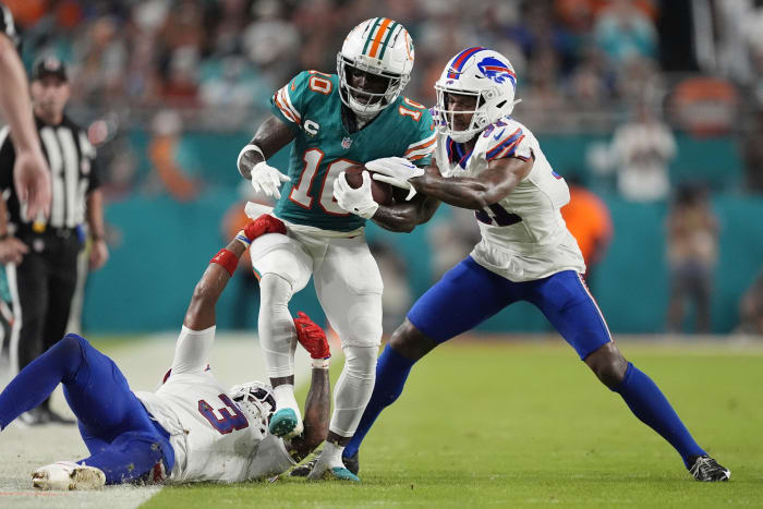 Tyreek Hill heeft een rustige avond voor Dolphins in een overweldigend verlies tegen Bills