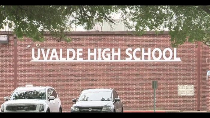 Uvalde-quarterback Jett Flores ontslagen uit het ziekenhuis nadat hij tijdens een voetbalwedstrijd op vrijdag bewusteloos raakte