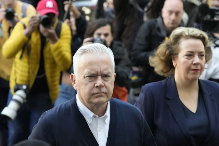 Voormalig BBC-presentator Huw Edwards arriveert voor verhoor van veroordeling voor aanstootgevende beeldvorming