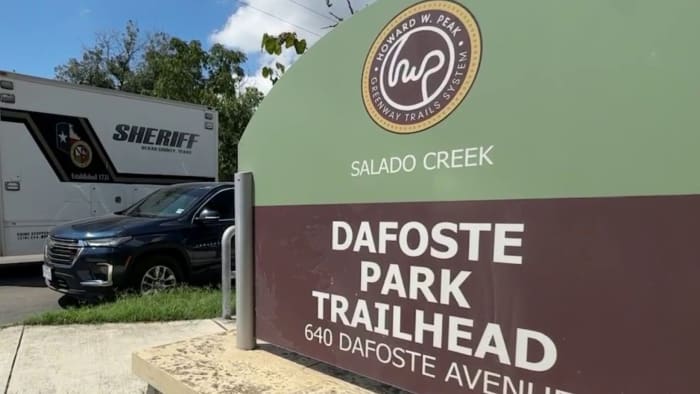 Vrouw neemt serieuze veiligheidsmaatregelen tijdens het wandelen, nadat lichaam is gevonden bij Salado Creek Greenway