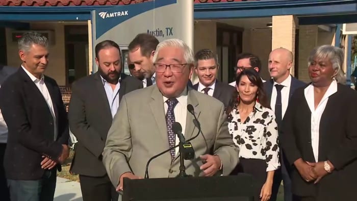 'We kunnen niet meer auto's en vrachtwagens op de IH-35 zetten': Sakai dringt aan op verbeterde passagierstreindienst