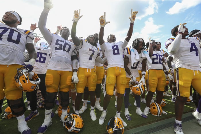 Williams' late touchdown redt nummer 16 LSU in de 36-33 overwinning op South Carolina op zaterdag.