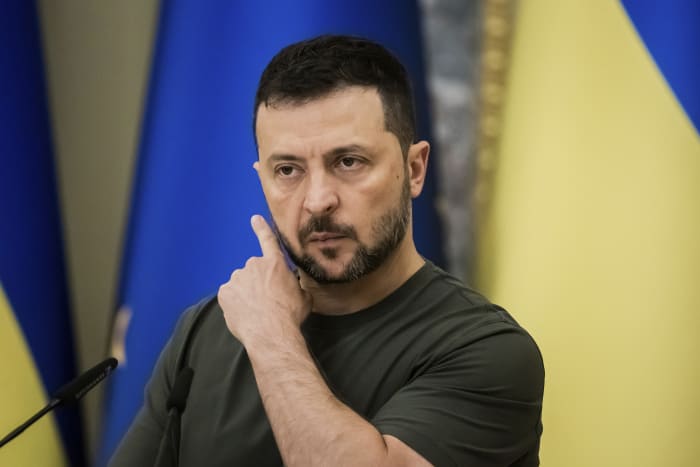 Zelenskyy hoopt op snelle Amerikaanse actie nu er meer wapendepots in Rusland worden getroffen