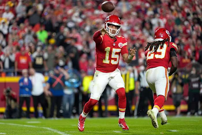 Kansas City Chiefs quarterback Patrick Mahomes gooit tijdens de tweede helft van een NFL-voetbalwedstrijd tegen de New Orleans Saints op maandag 7 oktober 2024 in Kansas City, Missouri (AP Photo/Ed Zurga)
